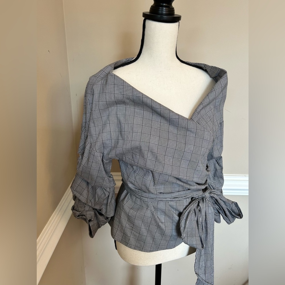 Classic black and white pattern. Beautiful wrap top with adjustable neckline.